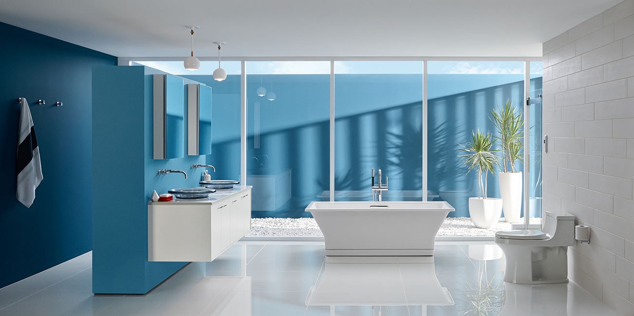 Chambre principale bleue avec finis Kohler et vaste baignoire