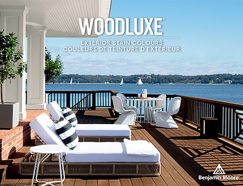 Une terrasse de bord de lac teinte avec la teinture d’extérieur semi-opaque Woodluxe de couleur Brun Oxford ES-67.