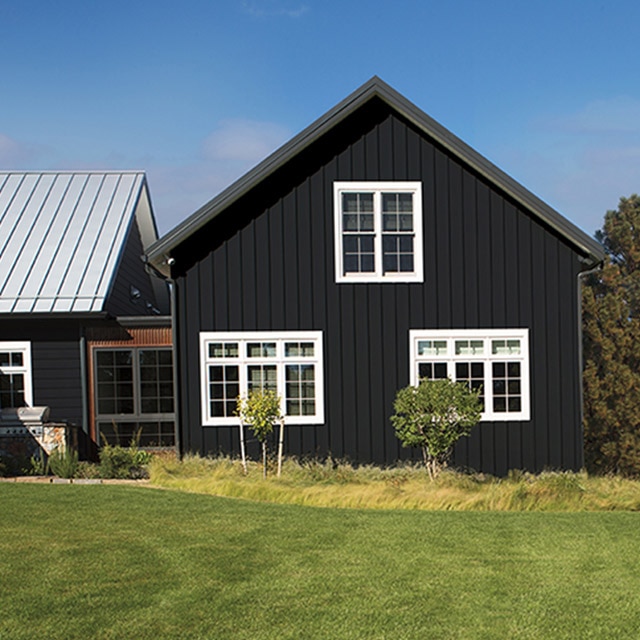 Vue de l’extérieur d’une maison de style ranch dans les Rocheuses avec parement en panneaux gris Satin Noir 2131-10.