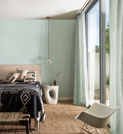 Chambre à coucher inspirée du Sud-ouest avec des murs Bleu Palladien et un plafond Blanc Atrium.