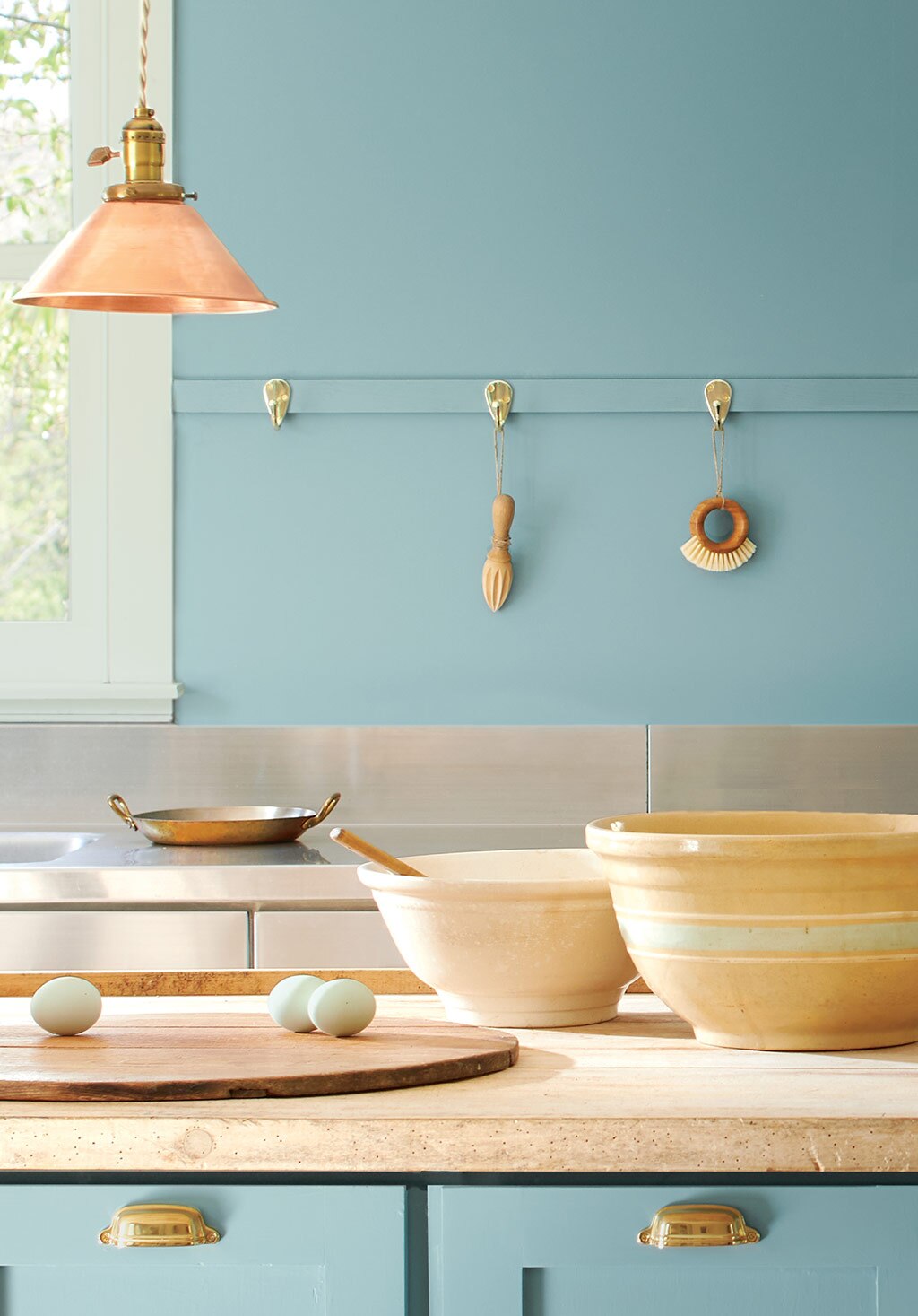 Une cuisine aux murs et armoires enduits de la couleur de l’année 2021, Vert Antique 2136-40.
