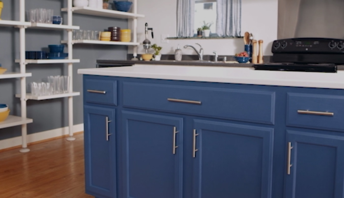 Agencement bleu froid d’une cuisine avec armoires bleues.