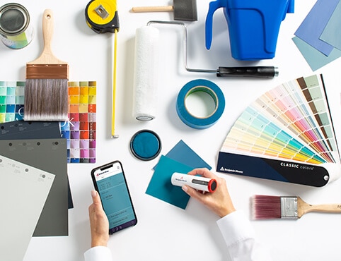Un entrepreneur en peinture apparie des échantillons de couleurs à l’aide de l’application Color Portfolio de Benjamin Moore