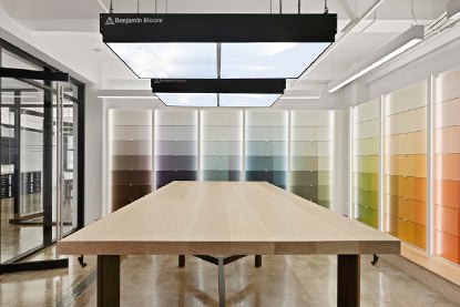 Chambre des couleurs dans la salle principale d’exposition Benjamin Moore à NY pour les architectes et designers