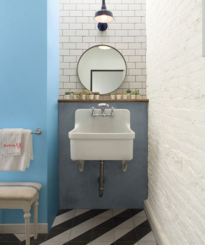 Salle de bains aux murs peints en bleu et en blanc