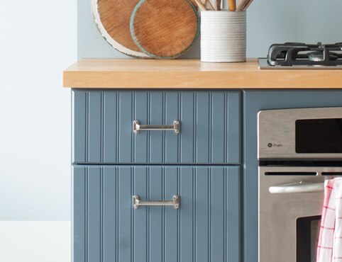 Des armoires de cuisine repeintes en bleu.