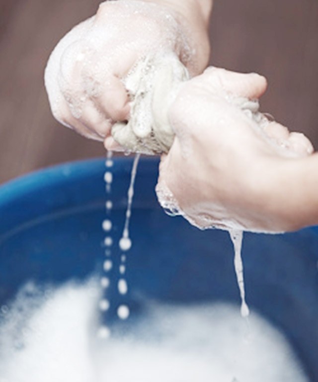 Utiliser un linge humide pour nettoyer les zones touchées par une lixiviation des surfactants.