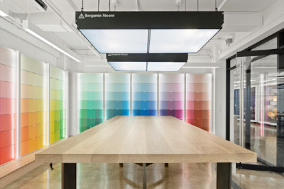 Chambre des couleurs dans les salles d’exposition Benjamin Moore Benjamin Moore pour l’examen et la sélection des couleurs par les architectes et designers